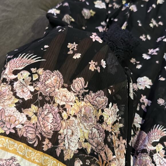 Rewind Floral Lace Trim Kimono size medium - Picture 3 of 5